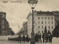 Akademički trg (današnji Trg Josipa Juraja Strossmayera) 1908. godine  Naklada tiskare i papirnice A. Brusina, Edgar Schmidt, 1908.
